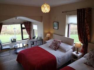 Отели типа «постель и завтрак» Mount Edward Lodge Grange Deluxe Triple Room with Sea and Mountain View-1